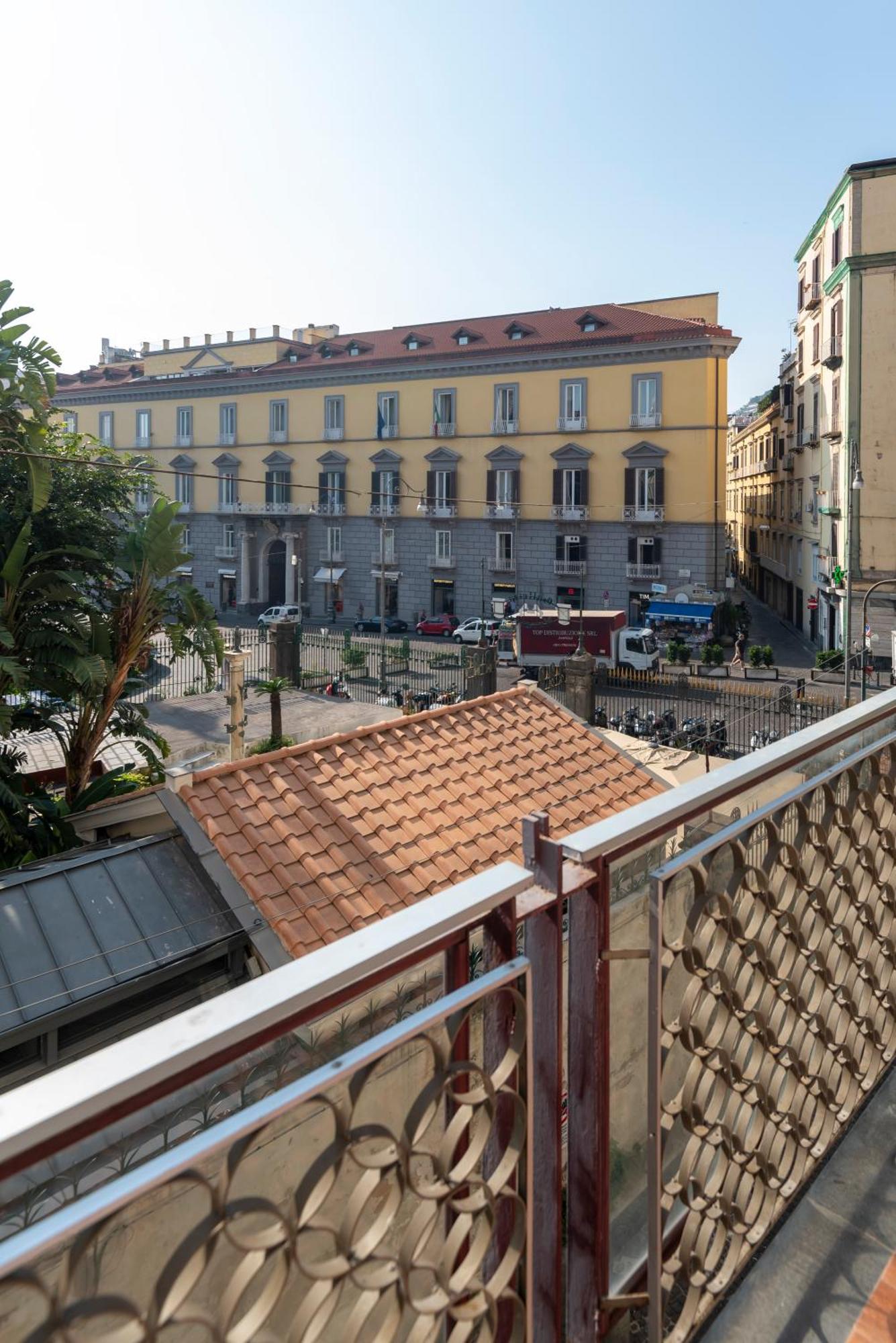 Well Suites - Piazza Dei Martiri Наполи Екстериор снимка